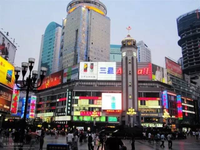 航拍玉林中心百货超市，繁华与便利的交汇点